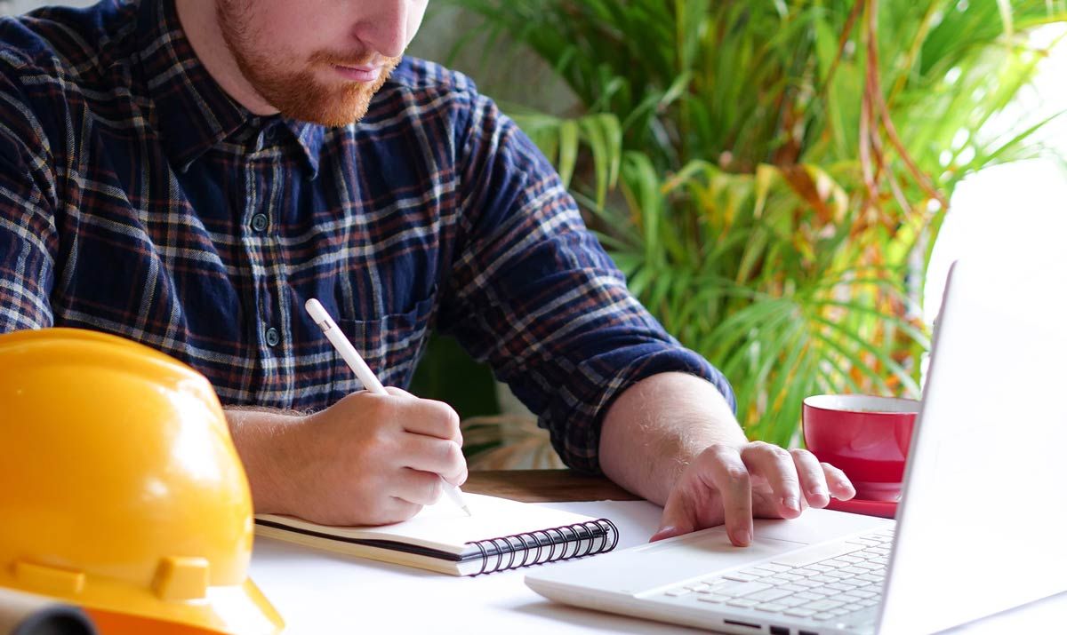 construction-manager-using-project-management-software