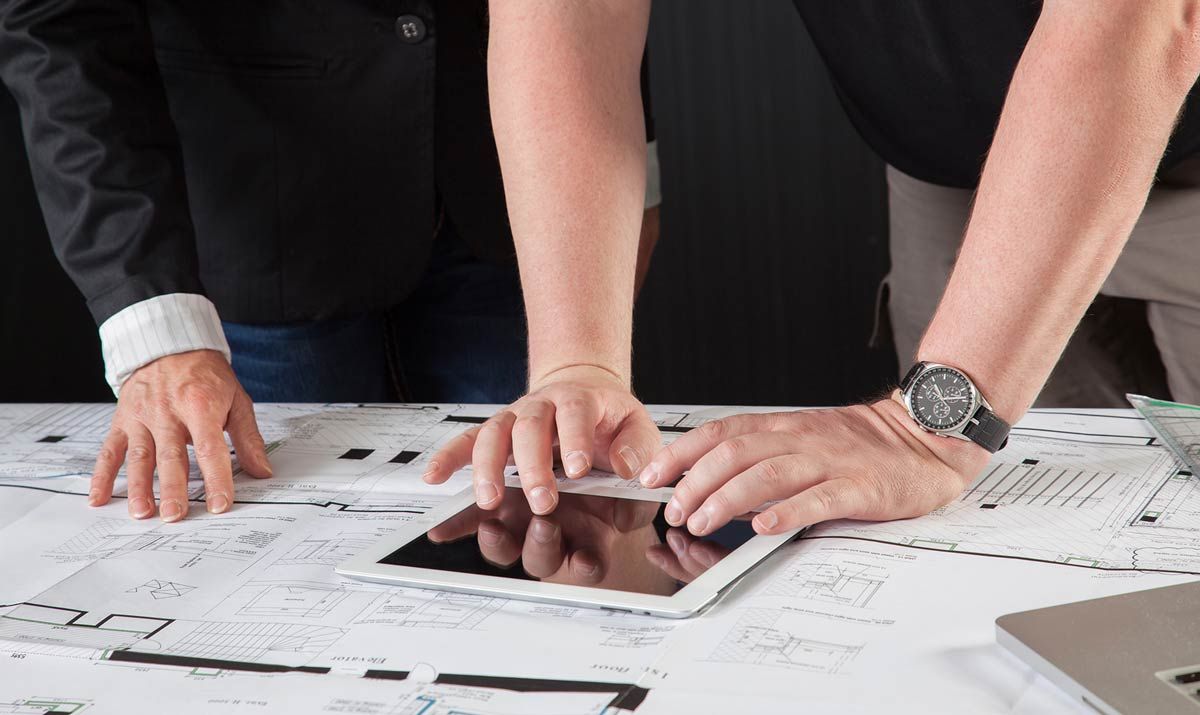 flooring-contrator-and-business-owner-using-software-to-plan-project