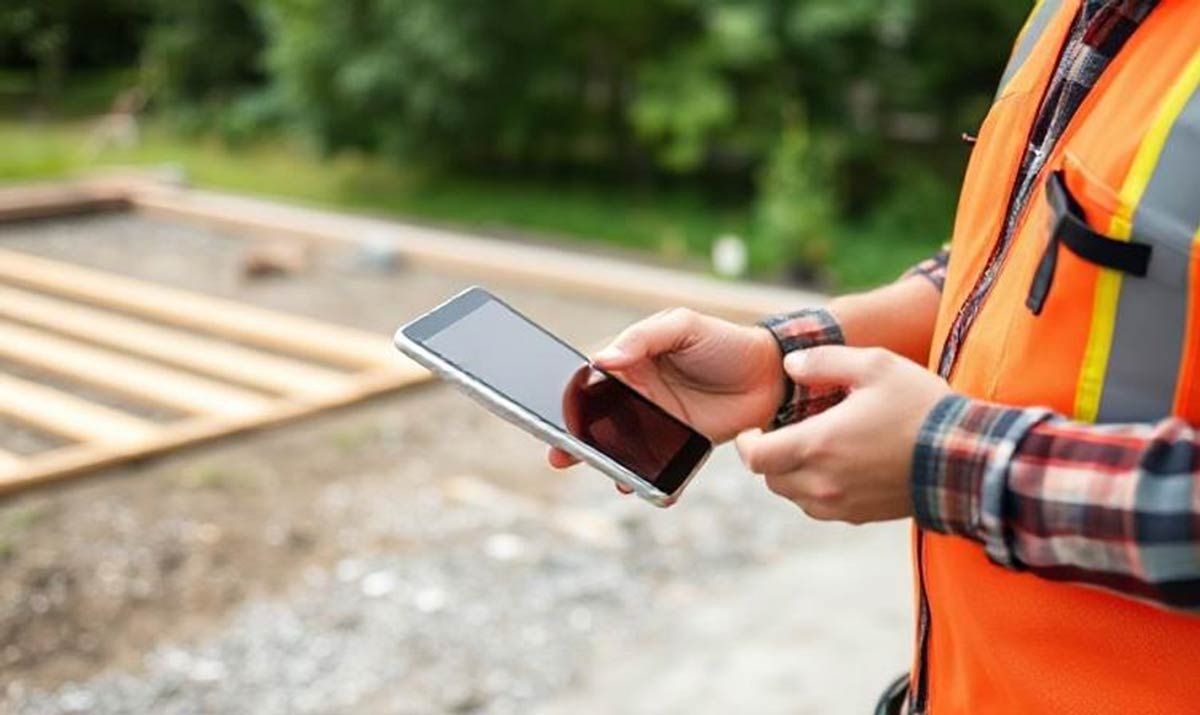 flooring-contractor-holding-tablet-at-job-site