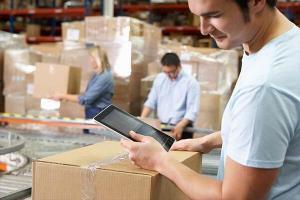 man using tablet for-Wireless-Warehousing product tracking